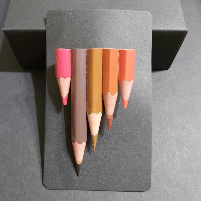 Broșe din creioane colorate