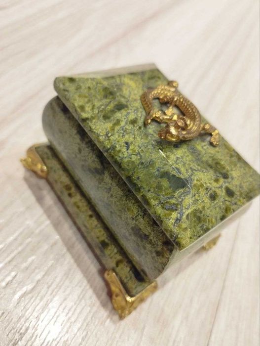 Винтажное кольцо Змея в шкатулке из змеевика, ~18 размер