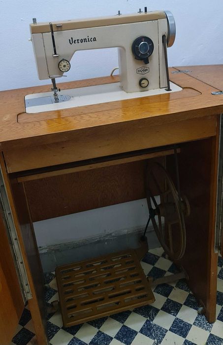 Vand mașină de cusut veche veronica stare foarte bună negociabil