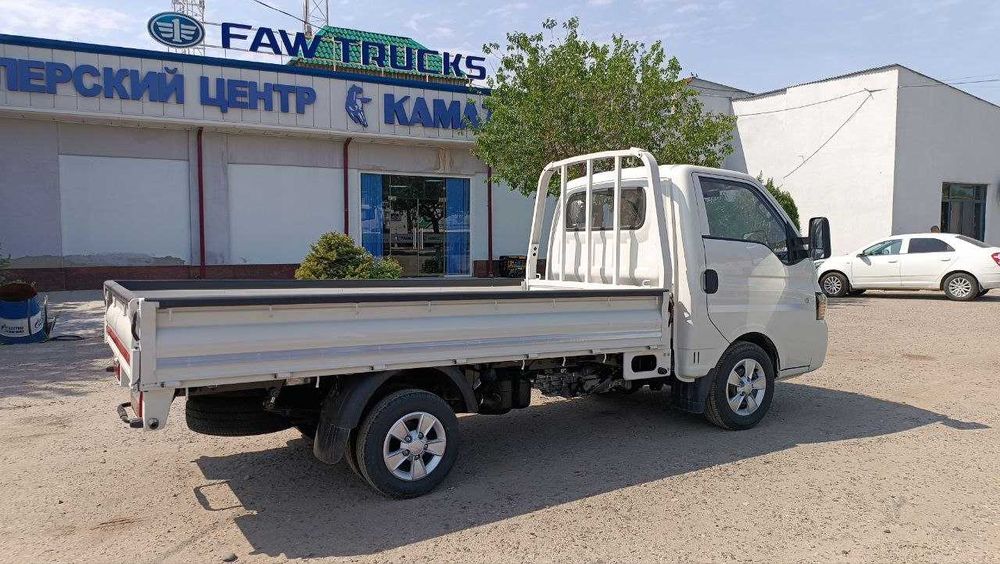 Jac X200 avtomobili sotuvda tayor