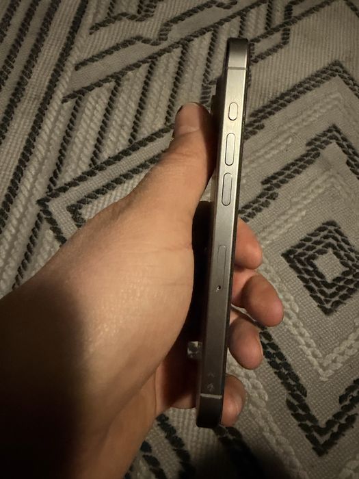 Продавам Iphone 15 pro 256gb