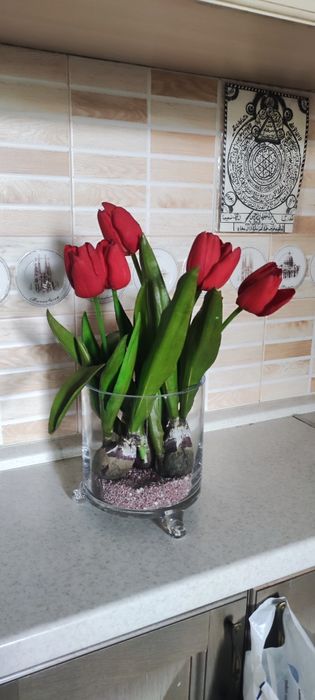 Продам вазу, и стеклянную вазу с искуственными тюльпанами с луковицами