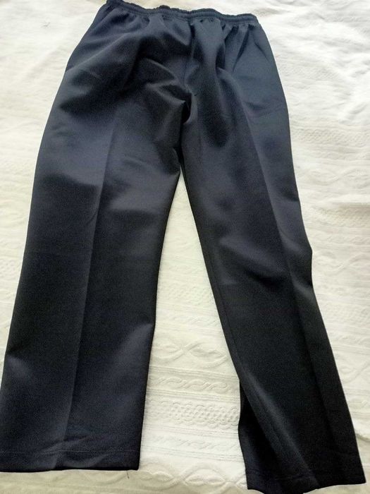 мужские спортивные штаны . цвет черный. новые.