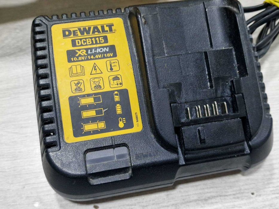 Акумулаторен компактен саблен трион DeWalt DCS367 + батерия и зарядно