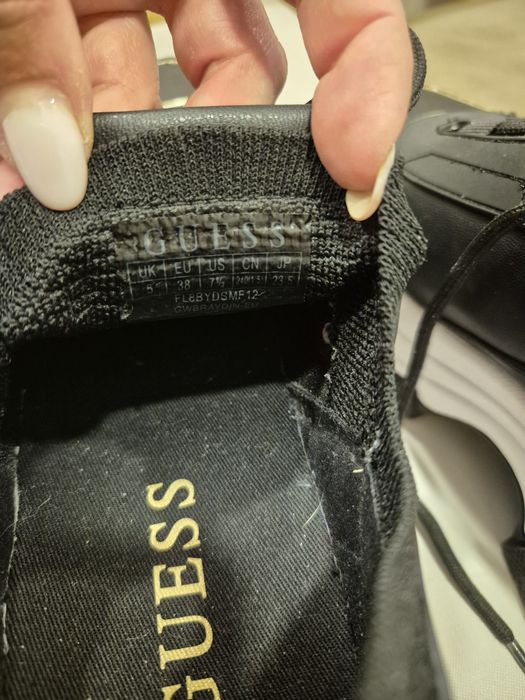 Продават се оригинални обувки GUESS