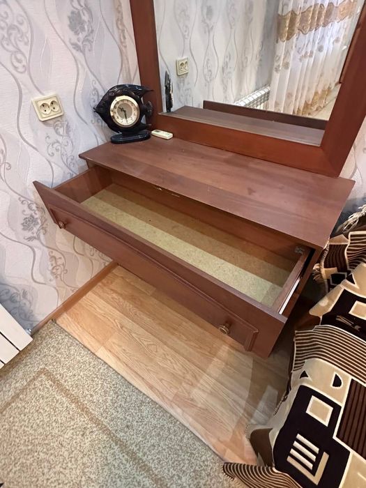 Спальный гарнитур: шкаф, кровать с тумбочками, комод с зеркалом