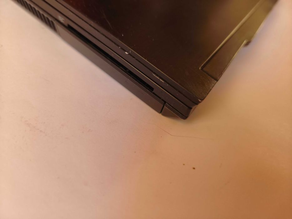 Лаптоп dell latitude e4300 4b/ 250gb подсветка на клавиатура, здрава батерия