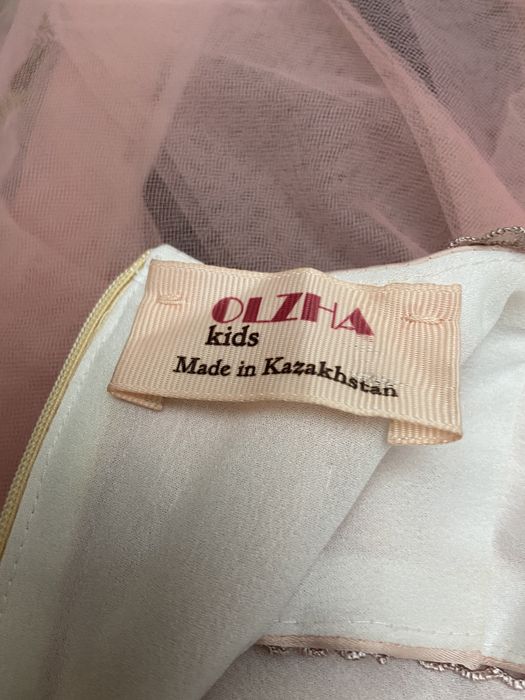 Продам платье на девочку возраст 5-8 лет