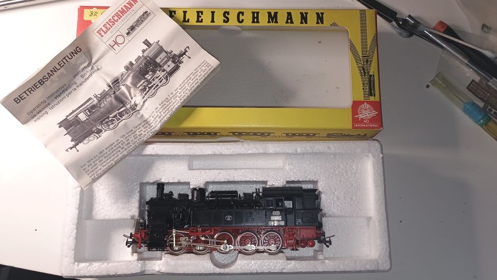 Locomotiva CFR 94.649 cu aburi, machetă trenuleț electric vagoane HO