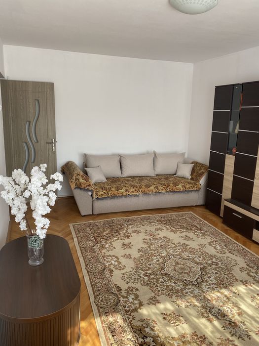 De închiriat apartament cu 3 camere zona centrală