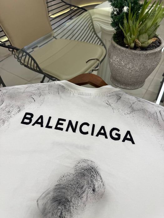 Модерни мъжки тениски BALENCIAGA – стил, комфорт и перфектна визия за лятото!