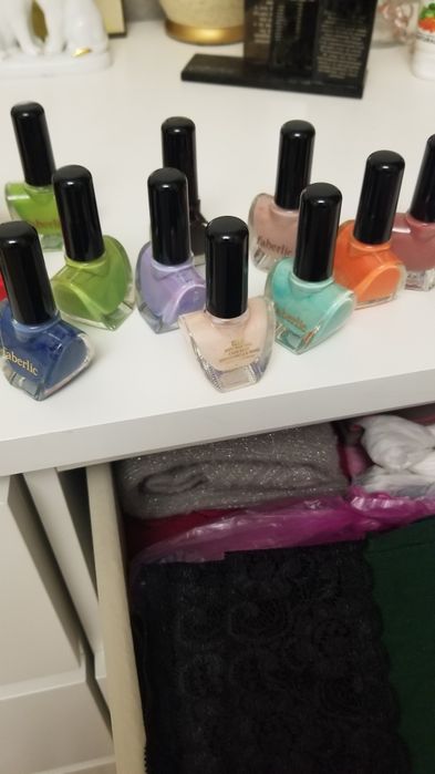 Лаки для ногтей разные