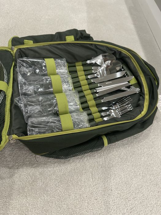 Чисто нова раница за пикник с прибори за хранене, чаши и чинии