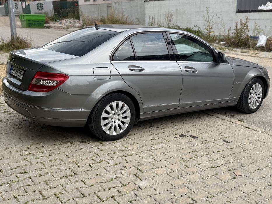 Автомобил Мерцедес Ц 220