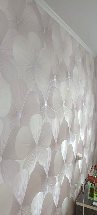 Поклейка обоев и галтели.