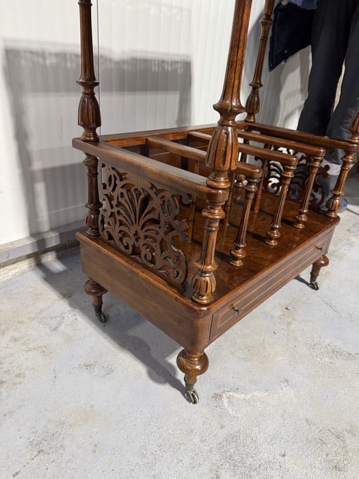 Gheridon englezesc din lemn cu intarsii