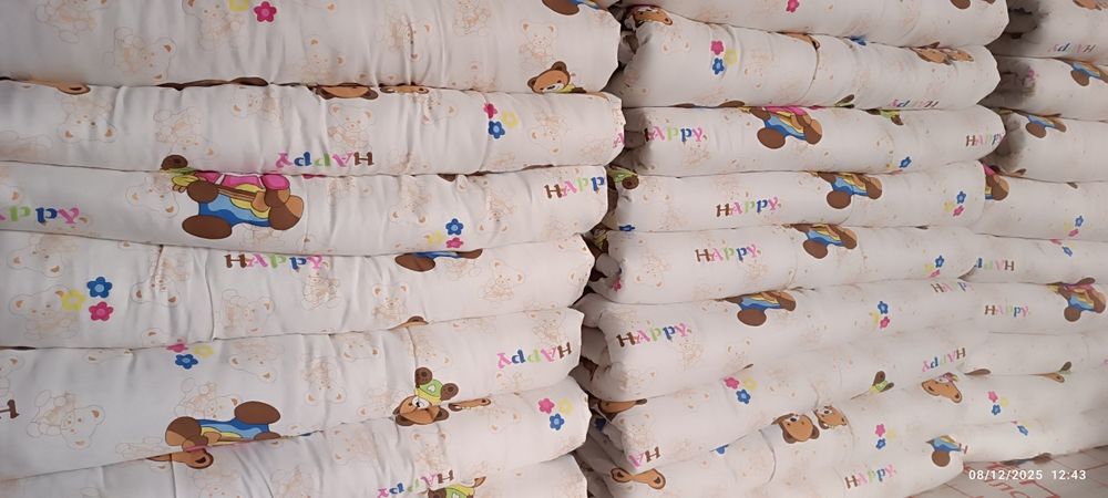 Matraslar va koʻrpa, yosti, pastelar.