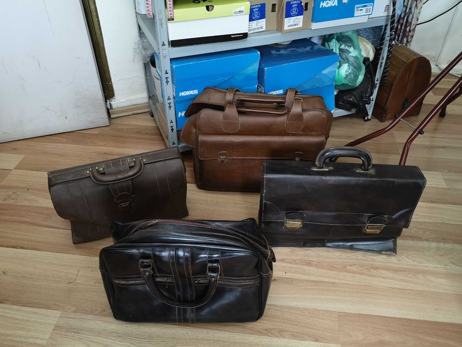 Продавам стари дипломатически чанти