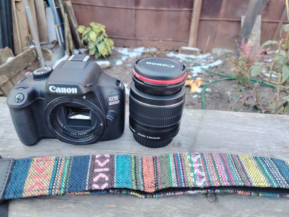 Canon EOS 4000D cu obiectiv EF S 18-55 cu stabilizare de imagine