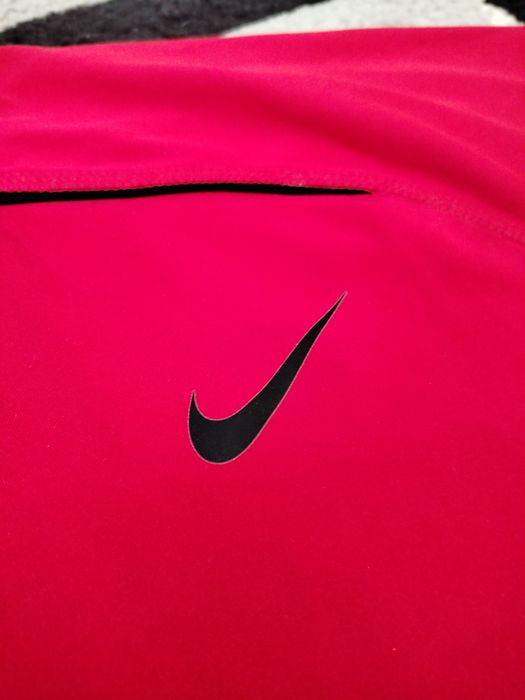 Червена Найк тениска