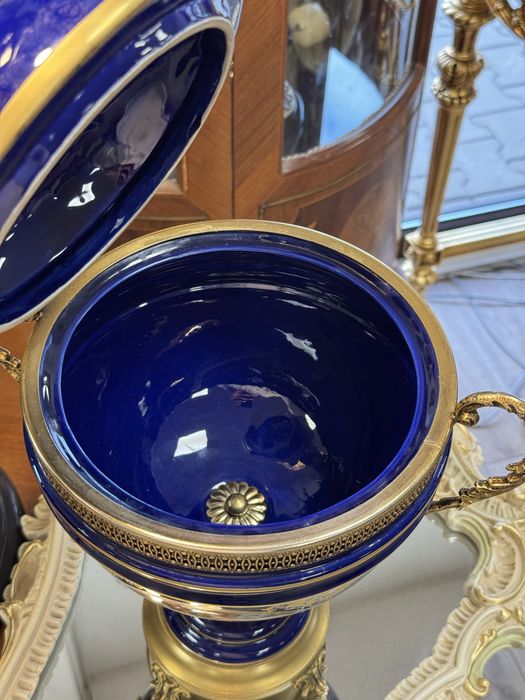 Fructiera deosebita din portelan cu capac si elemente alama