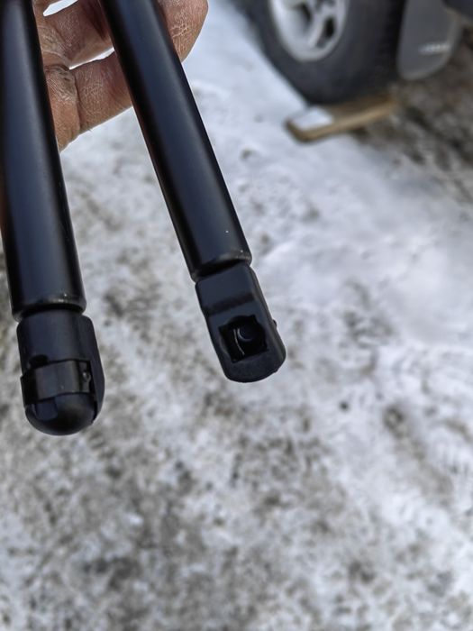 Продам газовые упоры капота