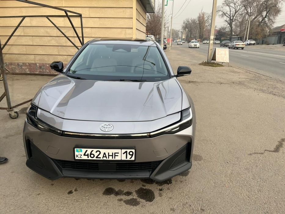 Электромобиль Тойота в аренду 15000 тг