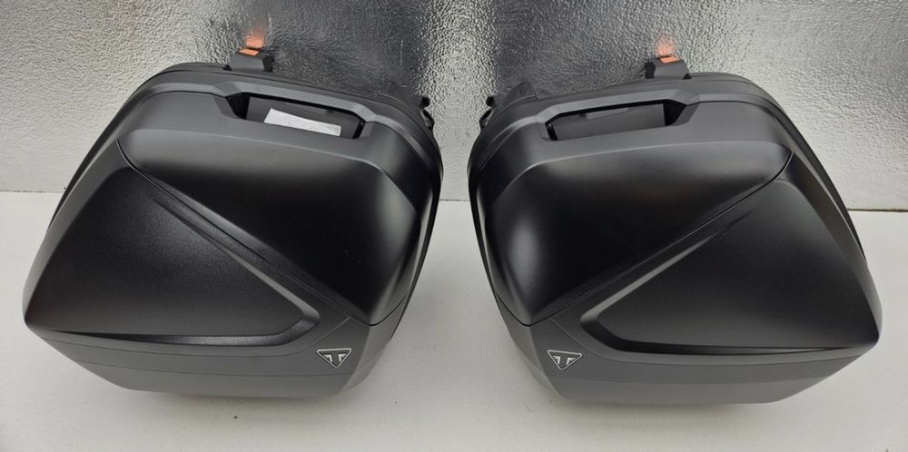 Cutii originale laterale Triumph Tiger Sport 660 (2025) – Negre, NOI