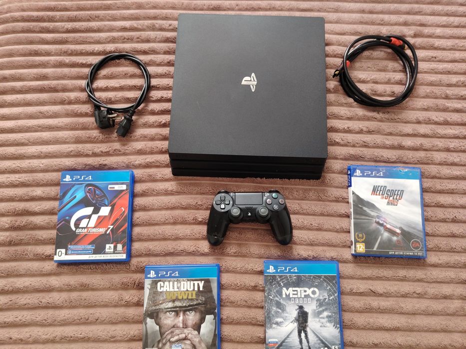 Sony PS 4 Pro состояние идеальное+ 4 диска
