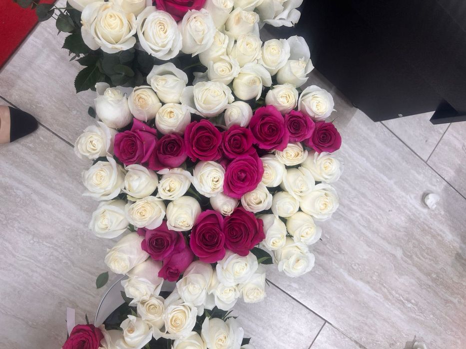 Цветы,буквы инициалы ,51 роза