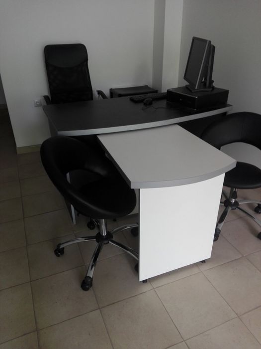 Масивно бюро със спомагателна масичка