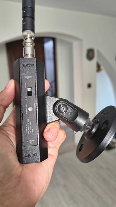 Shure UA834WB UH WideBand 470-900 MHz cu antena si suport inclus.