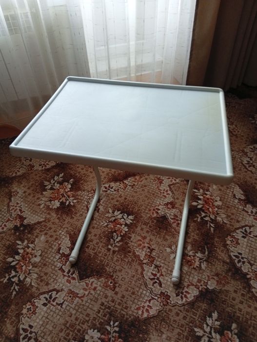 Столик приставной пластмассовый