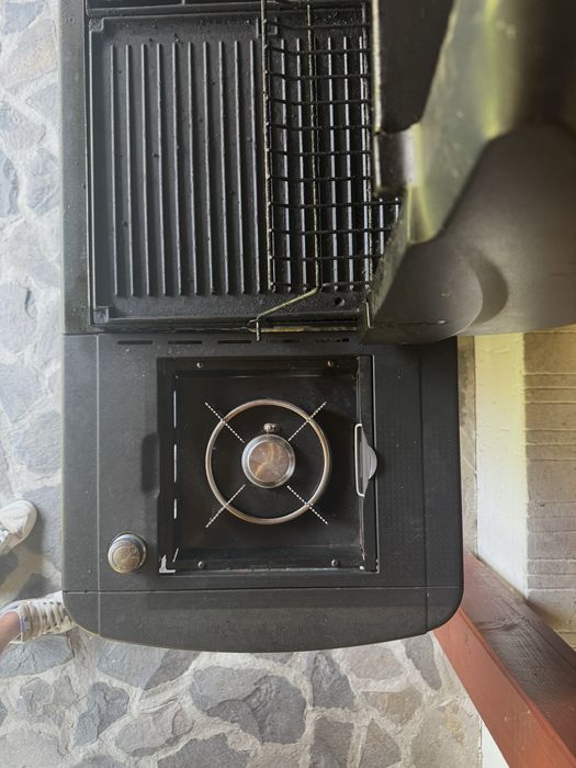 Vând grătar pe gaz Campingaz 4 Series Classic LS Plus D, model mare și robust, ideal pentru terasă, curte sau foișor.