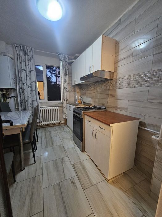 Apartament 2 cam. proaspat renovat, complet utilat, et. 1-Podul de Piatra-vizavi de cladirea NOC