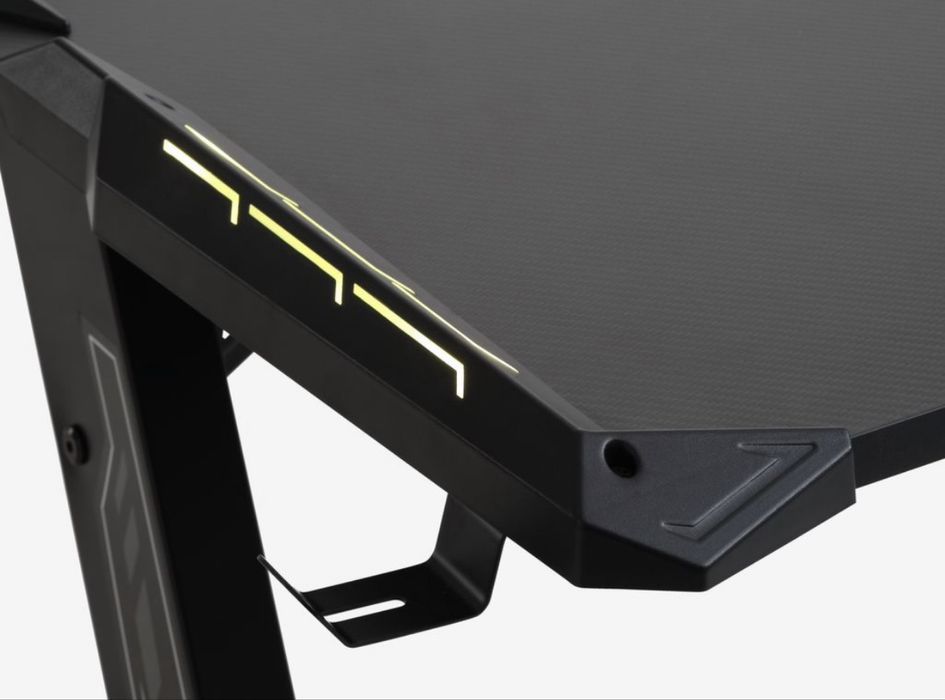 Gaming desk/Геймърско бюро с LED подсветка и поставка за чаши