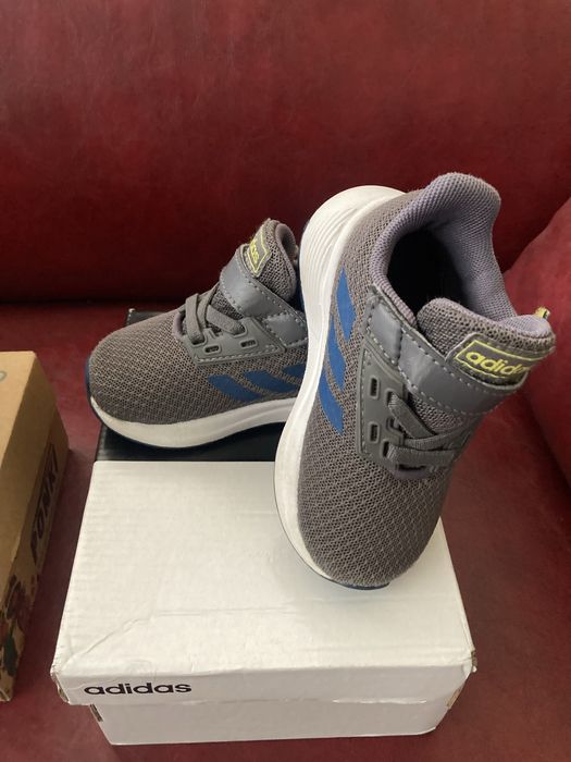 Детски маратонки и обувки.