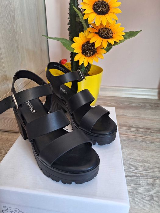 Черни дамски сандали с дебел ток