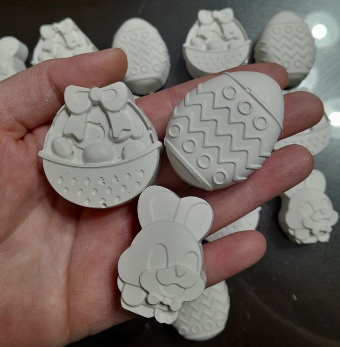 Великденски фигурки. Цена от 0.30 ст до 2.50 за брой.