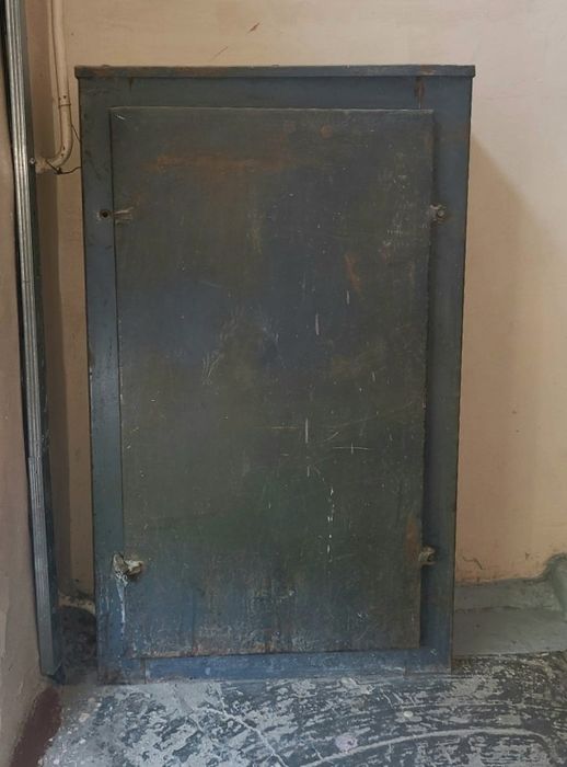 Продаётся жилезний шкаф заводская