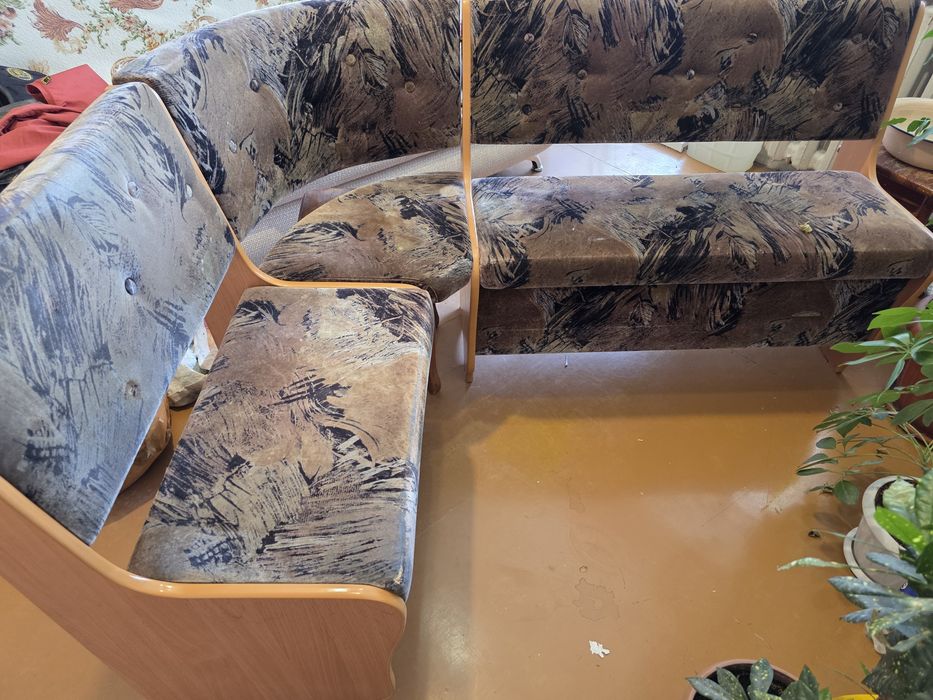 Диван  угловой кухонный.