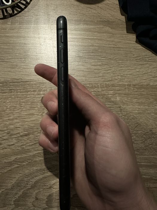 Продавам Iphone 11