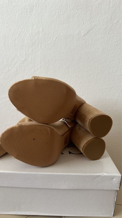 Cizme lungi peste genunchi