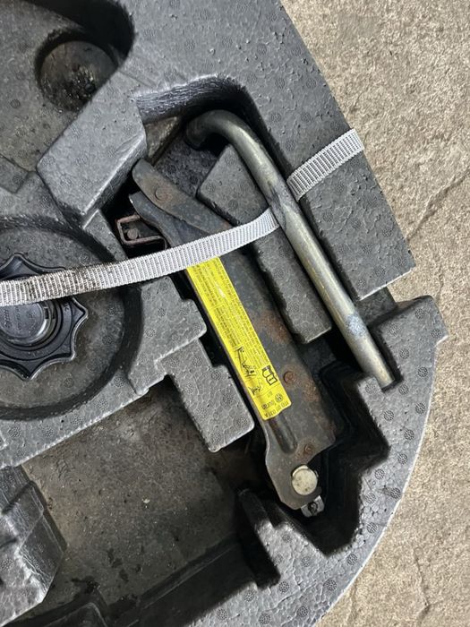 Резервен комплект крик стиропор ключ пяна кука Vw Touran T1 Тоуран