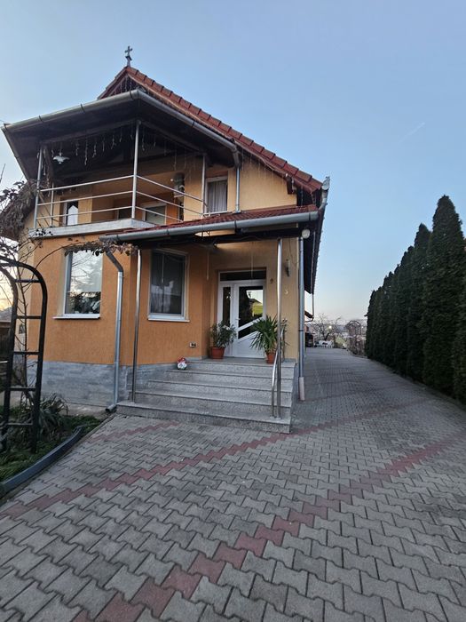 Vând casă în Mihai Viteazu 250mp,8000mp teren