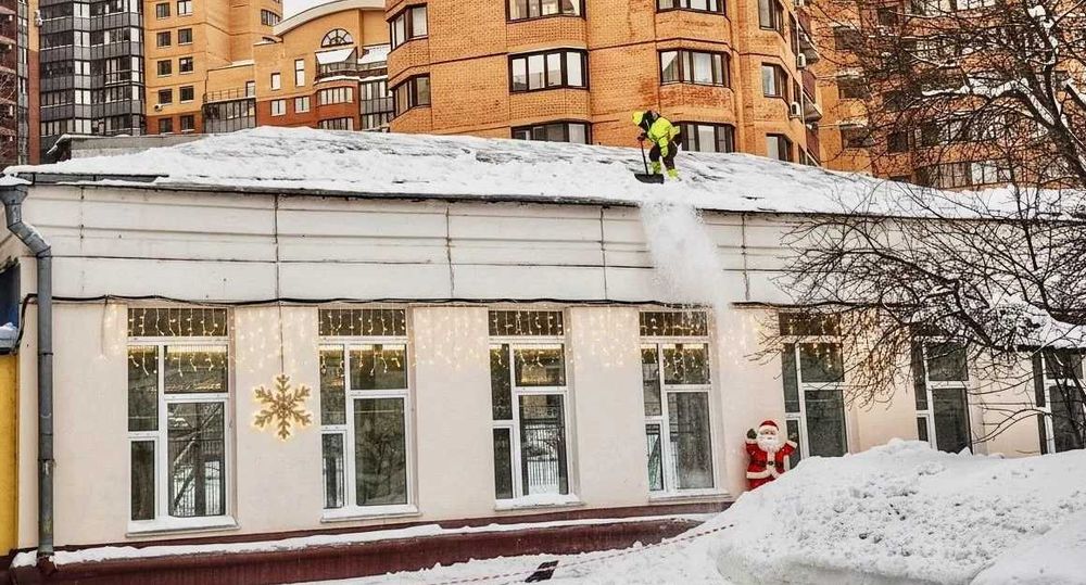 чистка снега с крыш