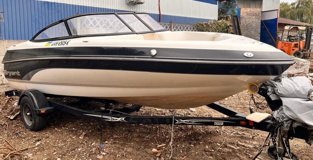 Vând o barcă Bowrider 2008 BRYANT 190 DC cu Mercruiser 4.3 MPI cu Peridoc +40721780984 ALIN