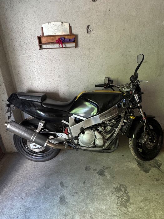 Yamaha FZR 600 -