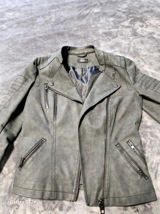 Продавам сако от изкуствена кожа