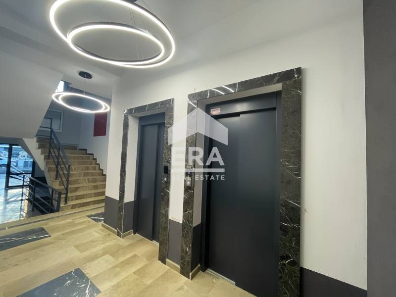 Продава се Тристаен апартамент в Кърджали, Център - 110 кв.м за 1046 €/кв.м - Снимка #1